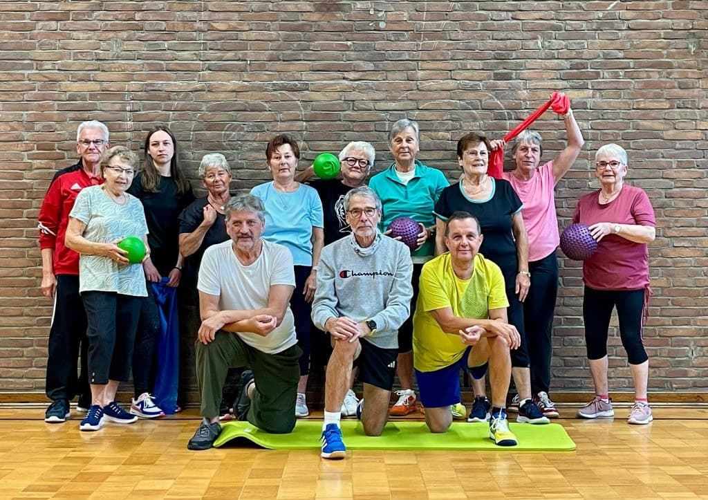 Die Freizeit- und Breitensport-Gruppe der Concordia Wiemelhausen mit Gymnastikbällen und Bändern in der Turnhalle