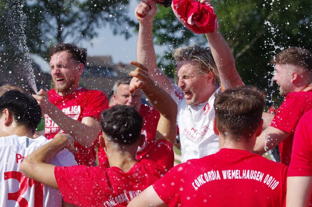 Jubel der 1. Mannschaft nach dem Aufstieg in die Oberliga 2024
