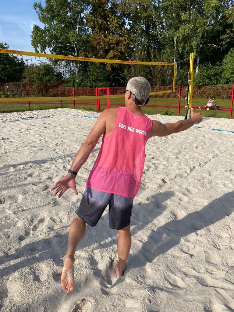 Beachvolleyballspieler von hinten auf der Sandanlage am Sportpark