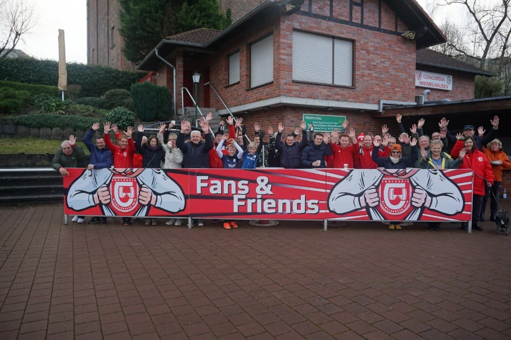 Fans & Friends vor dem Vereinsheim am Sportpark Glücksburger Straße