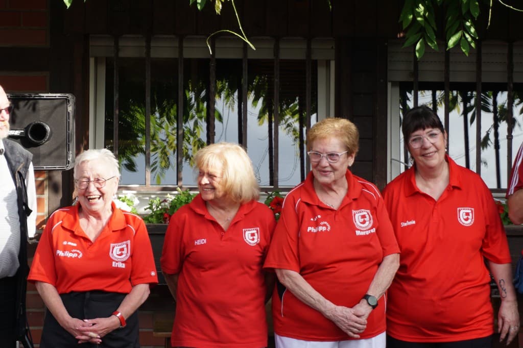 Vier Spielerinnen der Damengymnastik in roten Poloshirts beim Saisonabschluss