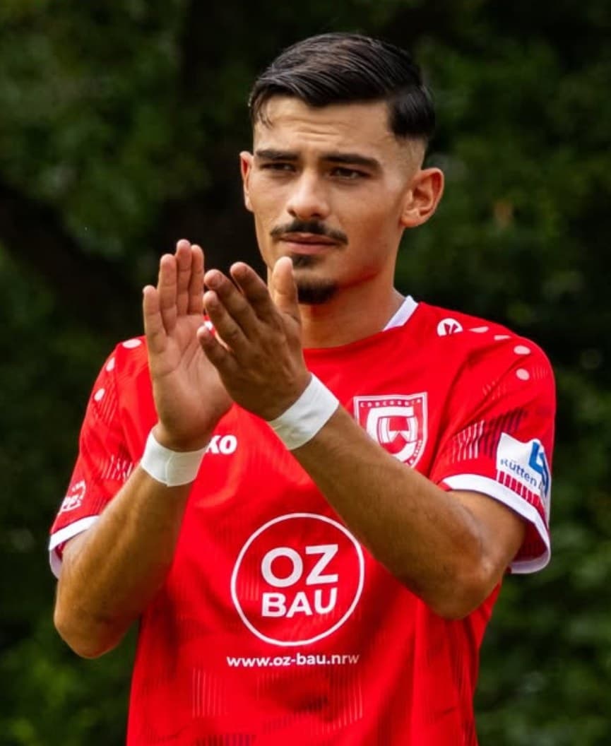 Atakan Uzunbas applaudiert im Trikot der Concordia Wiemelhausen