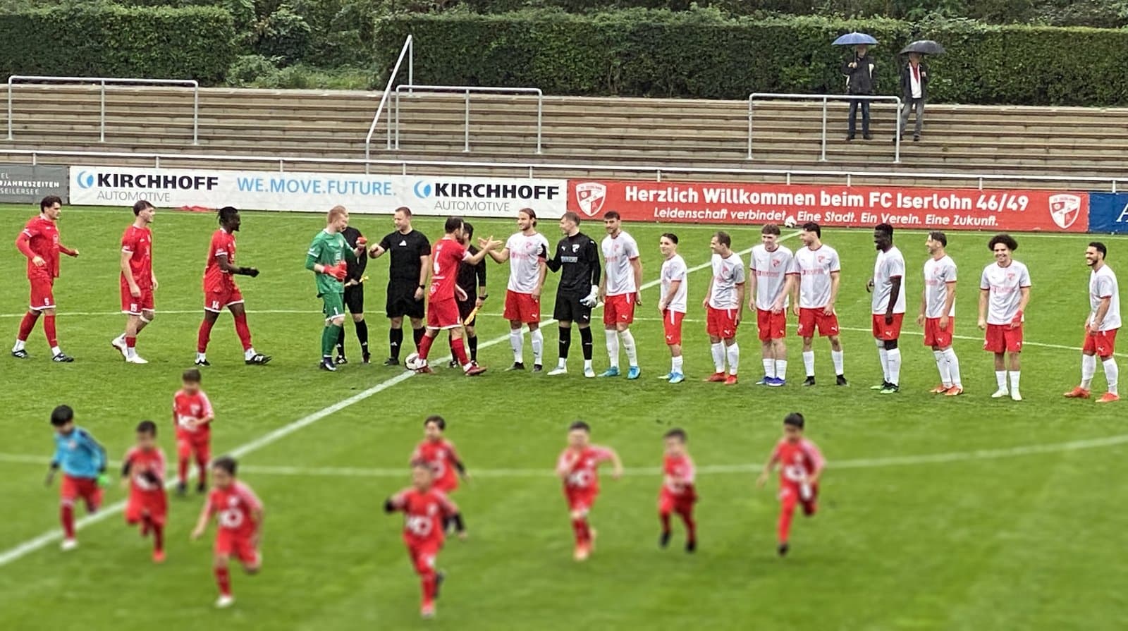 Beide Mannschaften und viele Einlaufkinder beim Auswärtsspiel des CW I beim FC Iserlohn