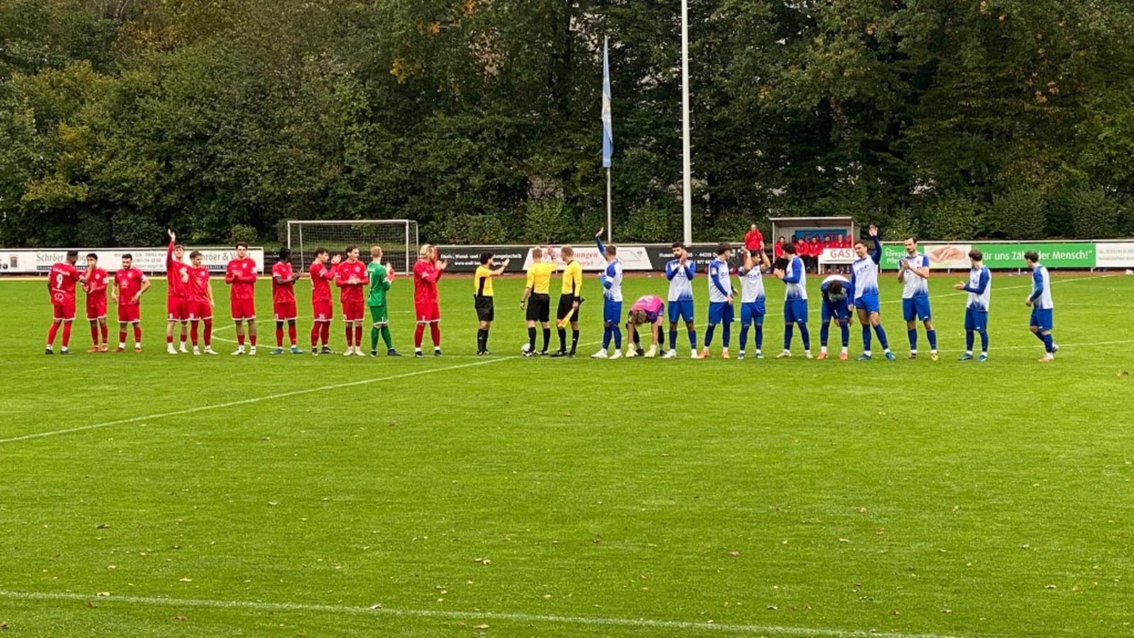 Beide Mannschaften und das Schiedsrichtergespann stehen vor dem Anpfiff beim VfL Kamen am Mittelkreis