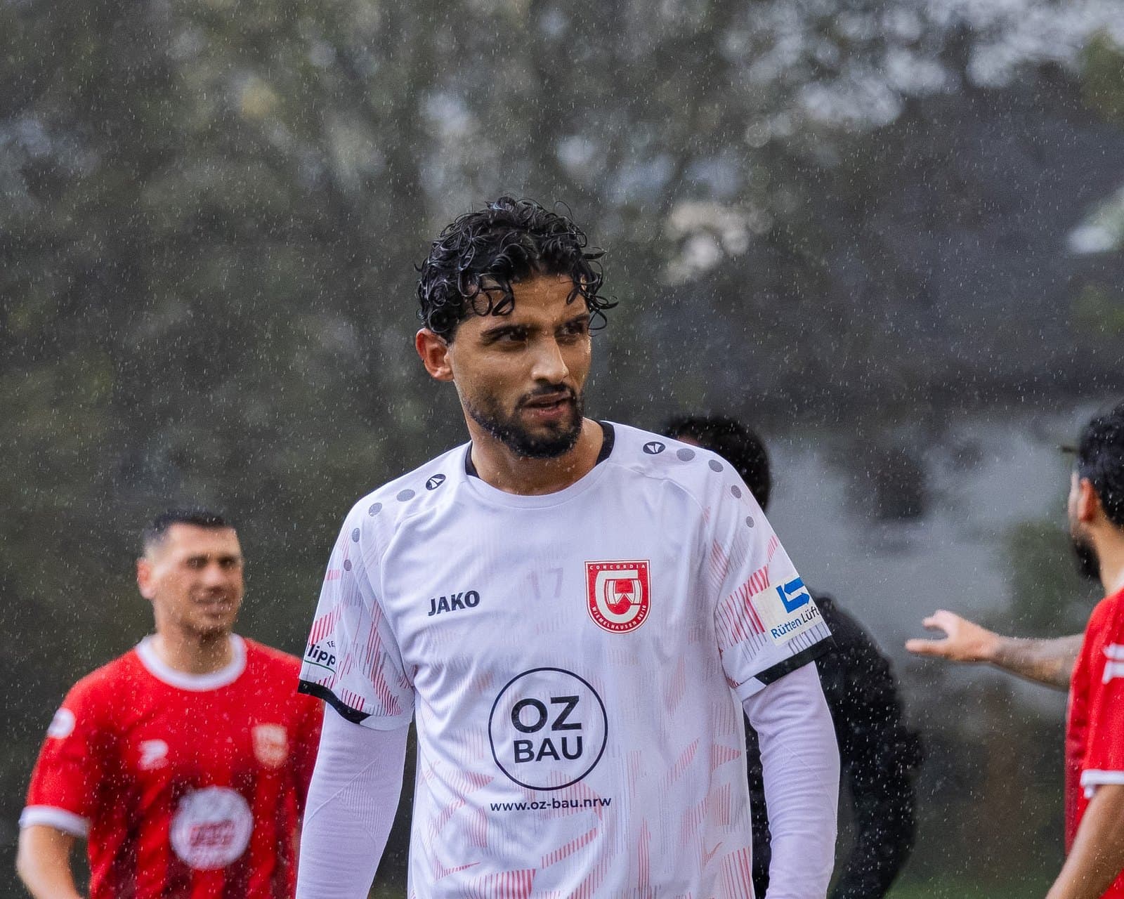 Deniz Duran im weißen Trikot im Regen