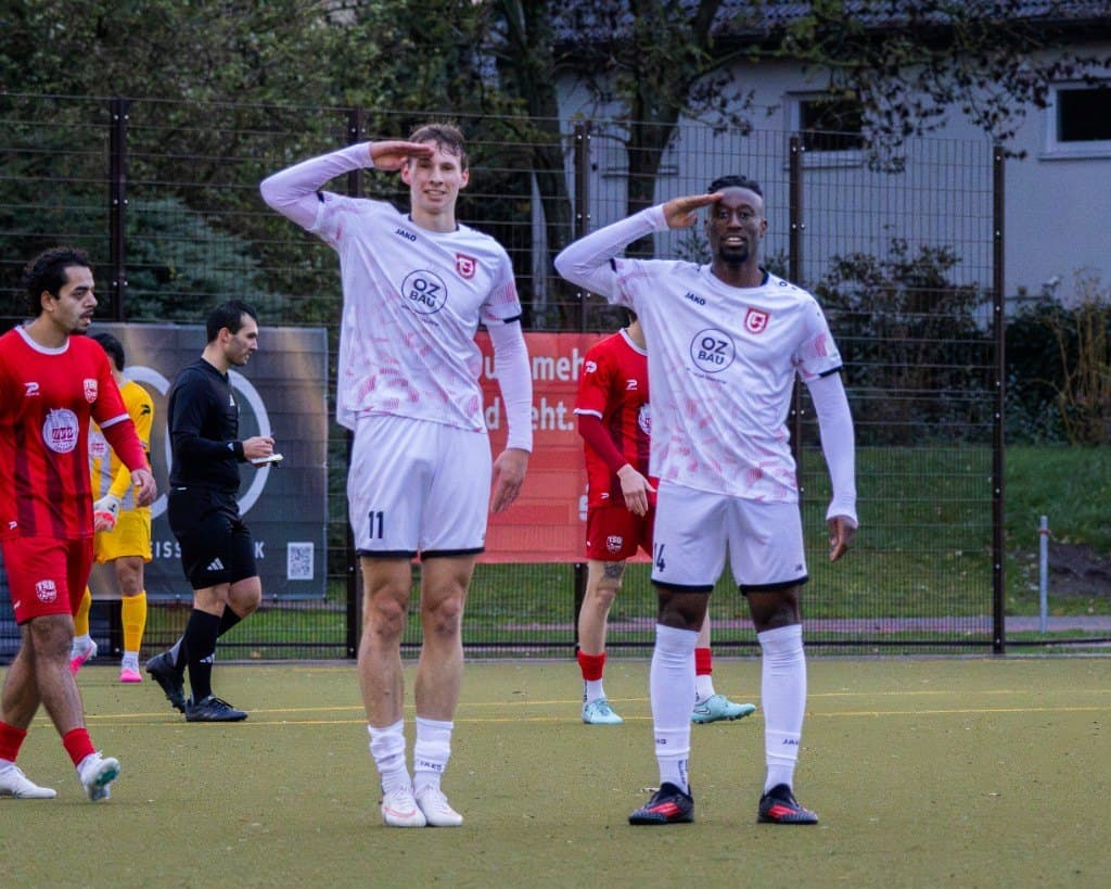 Moritz Brötz und Armel-Aurel Nkam salutieren beim Torjubel nach dem 2:2 gegen Türkspor Dortmund