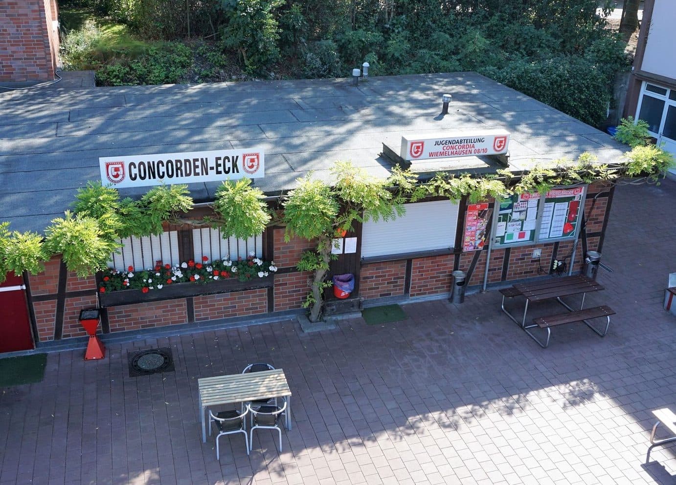 Jugendhütte und Concorden-Eck von oben mit Terrasse und Sitzgruppen