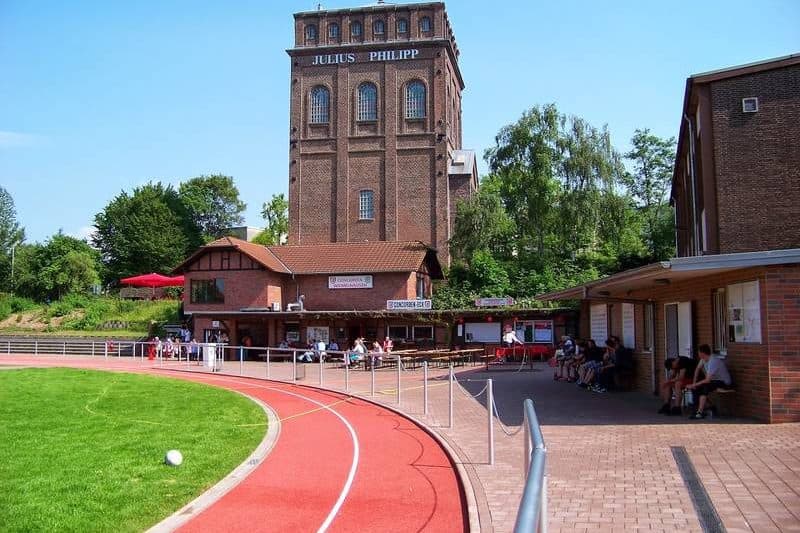 Vereinsheim „Concorden-Eck“ mit Terrasse, dahinter der Malakowturm