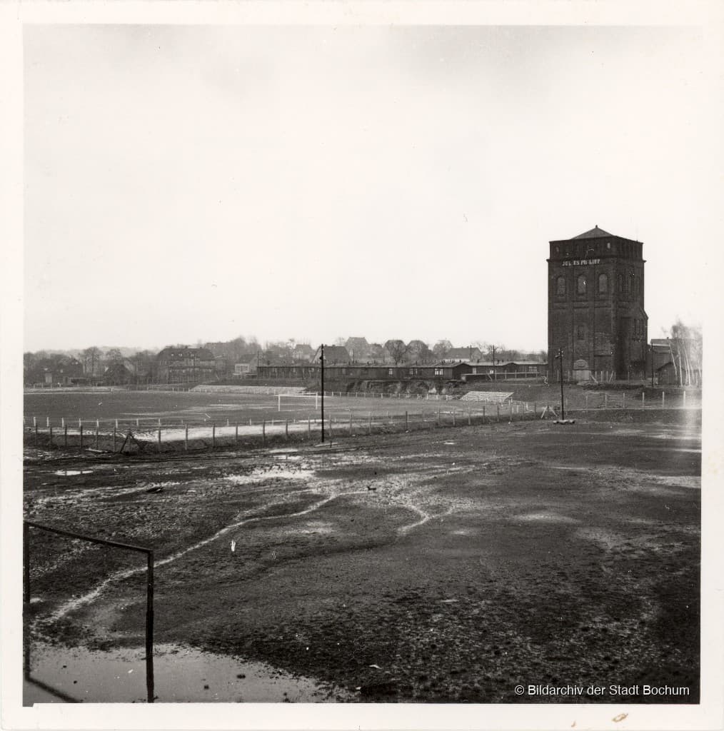 Historische Schwarz-Weiß-Aufnahme des Sportplatzes an der Glücksburger Straße im Januar 1955